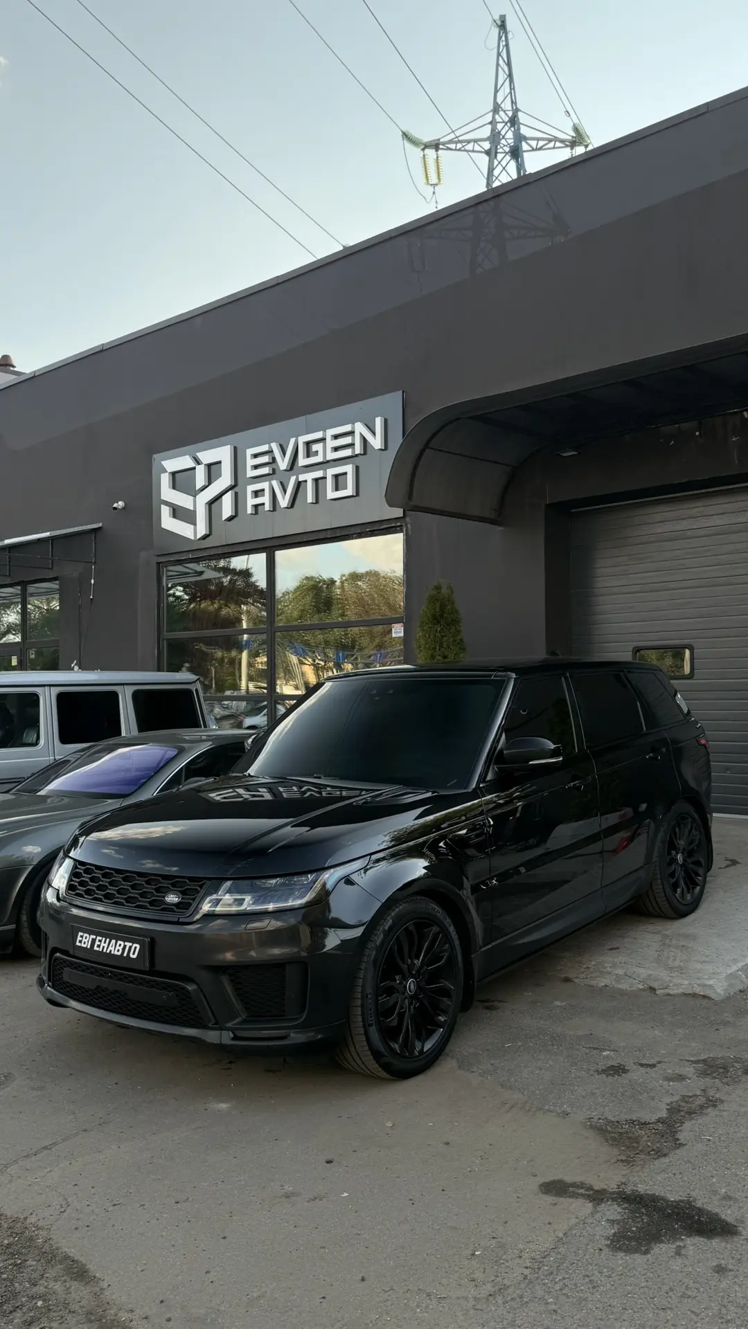 Land Rover Range Rover Sport 

Солидный британец в комплектации HSE
Весь в заводском окрасе, передня
