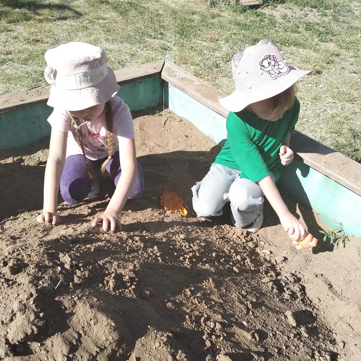 Прогулка в детском саду - это всегда веселье и радость! 🏘👧🧒
Наши маленькие воспитанники с нетерпе