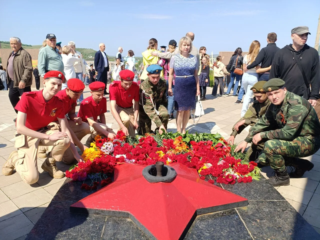 Юнармейцы почтили память героев у мемориала Холм Славы.
У мемориала «Холм Славы» состоялось торжеств