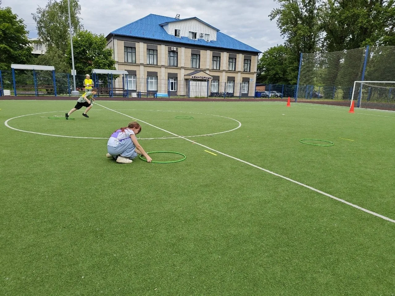 На базе гимназии «Квант» в рамках городской спартакиады школьных лагерей прошли соревнования «Весёлы