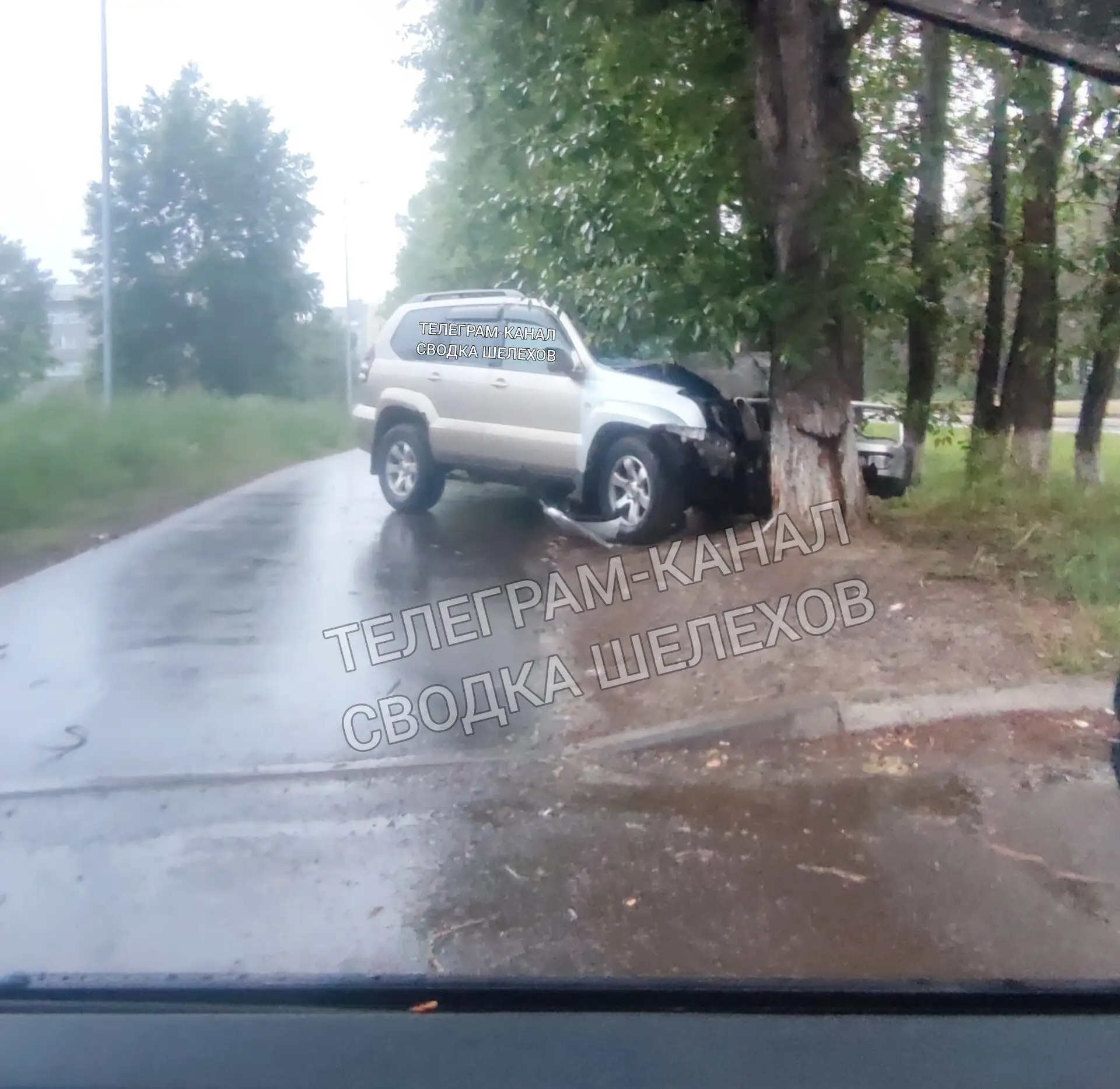 ДТП в 1 микрорайоне. По словам очевидцев, автомобиль уходил от погони по аллее возле училища и вреза