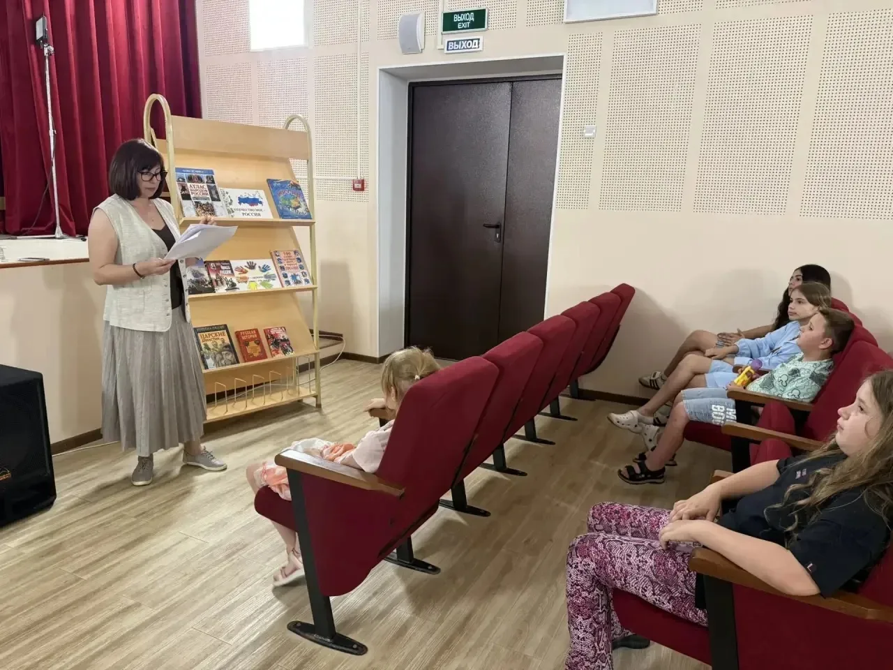Директор   библиотеки Чернова И.Г.  организовала для ребят  настоящее погружение в историю – увлекат