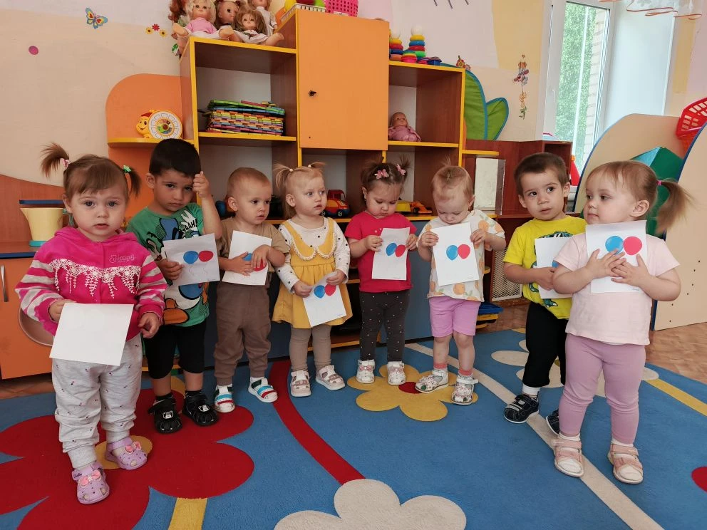 Сегодня в группе раннего возраста  №5 прошло занятие, посвящённое Дню России "Цвета родной России!".