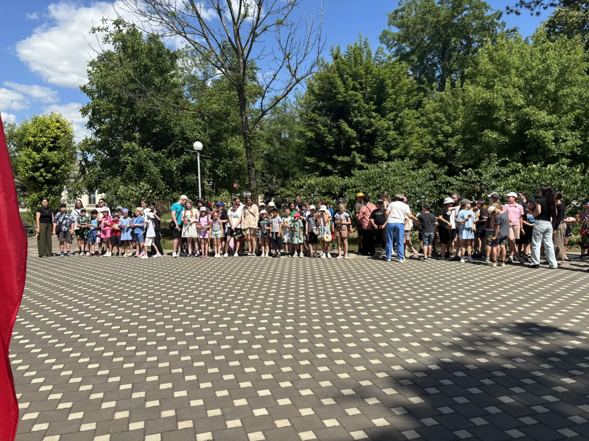 Воспитанники лагеря «Планета детства» почтили память героев в День памяти и скорби.22 июня — одна из