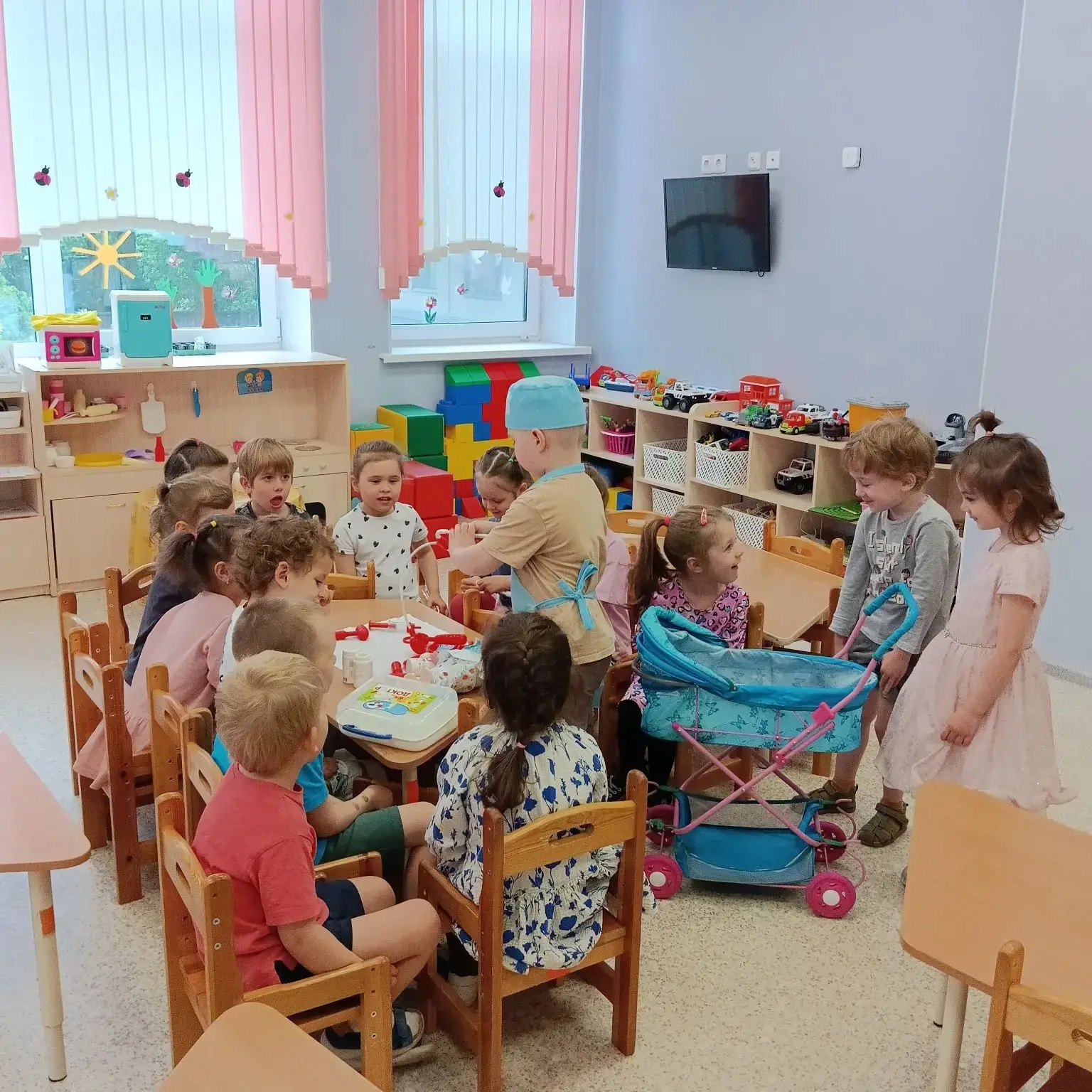 🎶 На занятии ребята средней группы №10 познакомились с трогательной пьесой Петра Чайковского «Болез