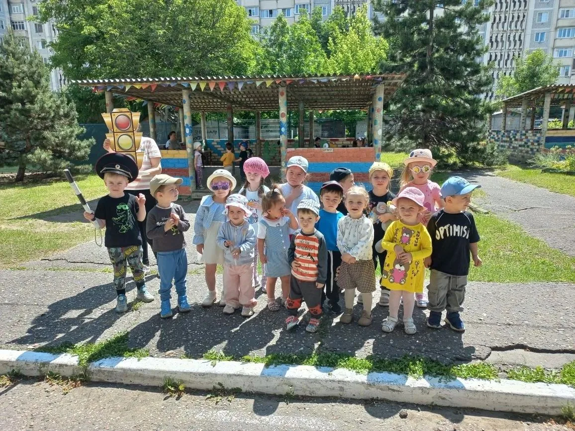 Уступи дорогу пешеходам! - это первые слова, которые произносят воспитанники нашего сада в рамках пр