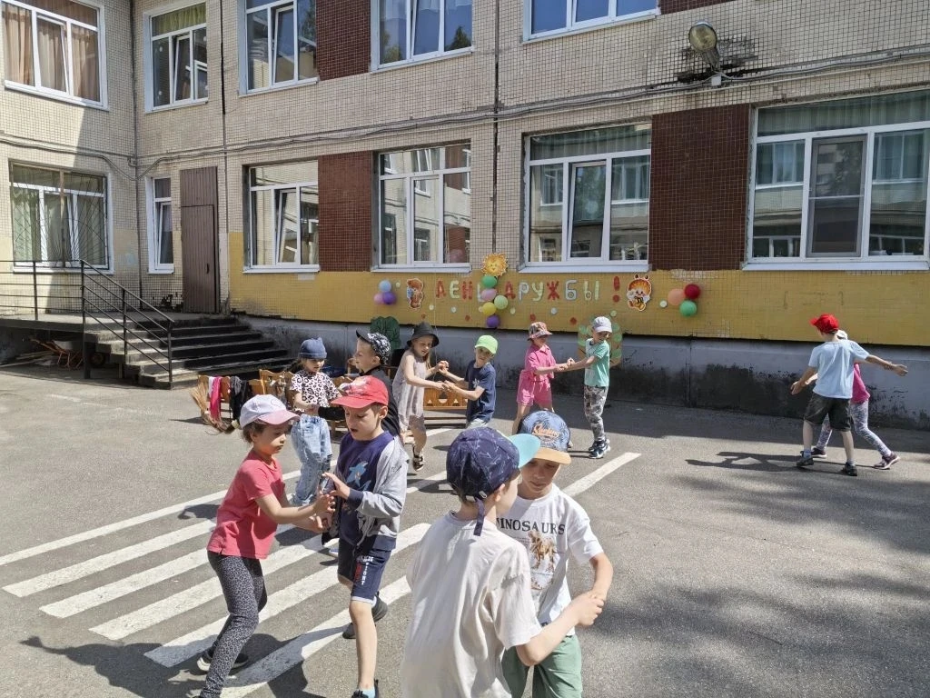 Сегодня 8 июня прошли музыкальные досуги,спортивные досуги и разнообразная деятельность детей на уча