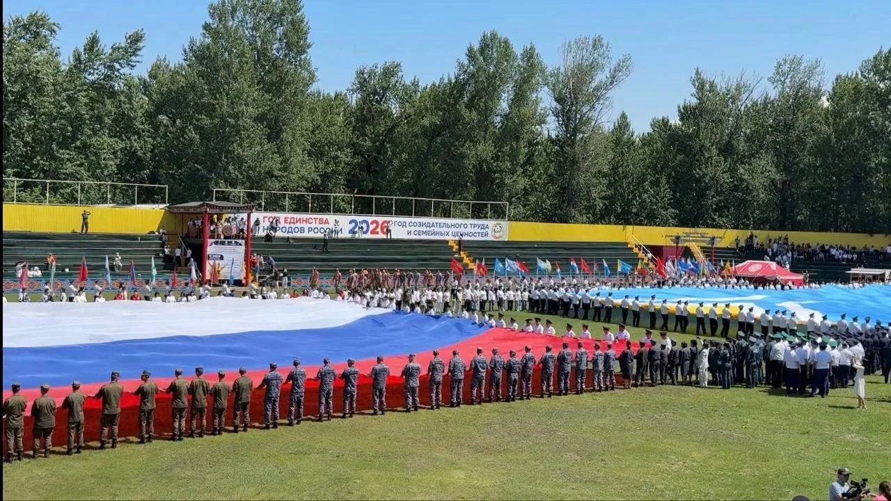 ⚡️В преддверии Дня России в Кызыле развернули большие флаги России и Тувы.

На стадионе «Хуреш» прош