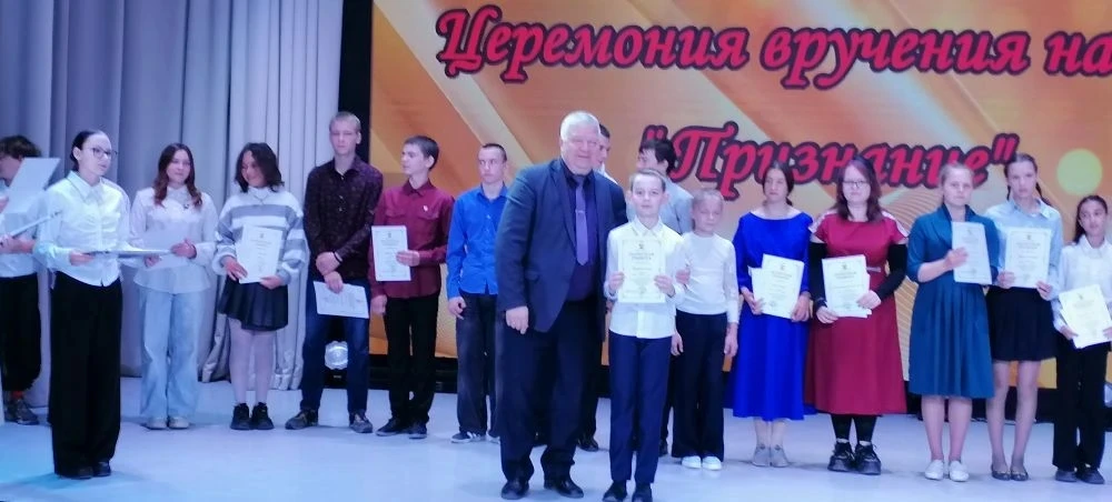 Семь учеников нашей школы были награждены премиями и почётными грамотами главы района. Церемония вру