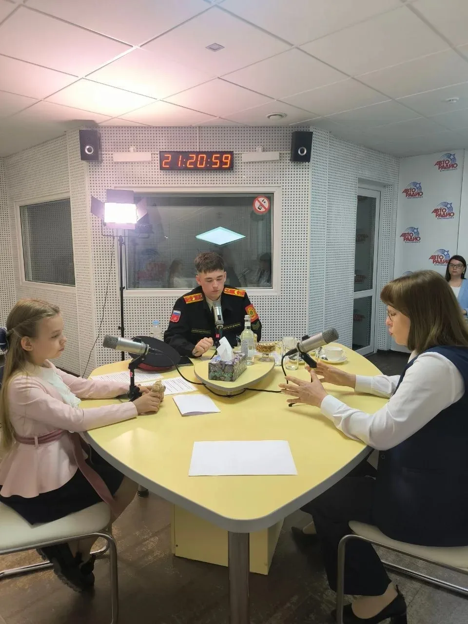 Юные голоса в эфире: кадет пробует себя в роли ведущего

🎉 В День защиты детей один из воспитаннико