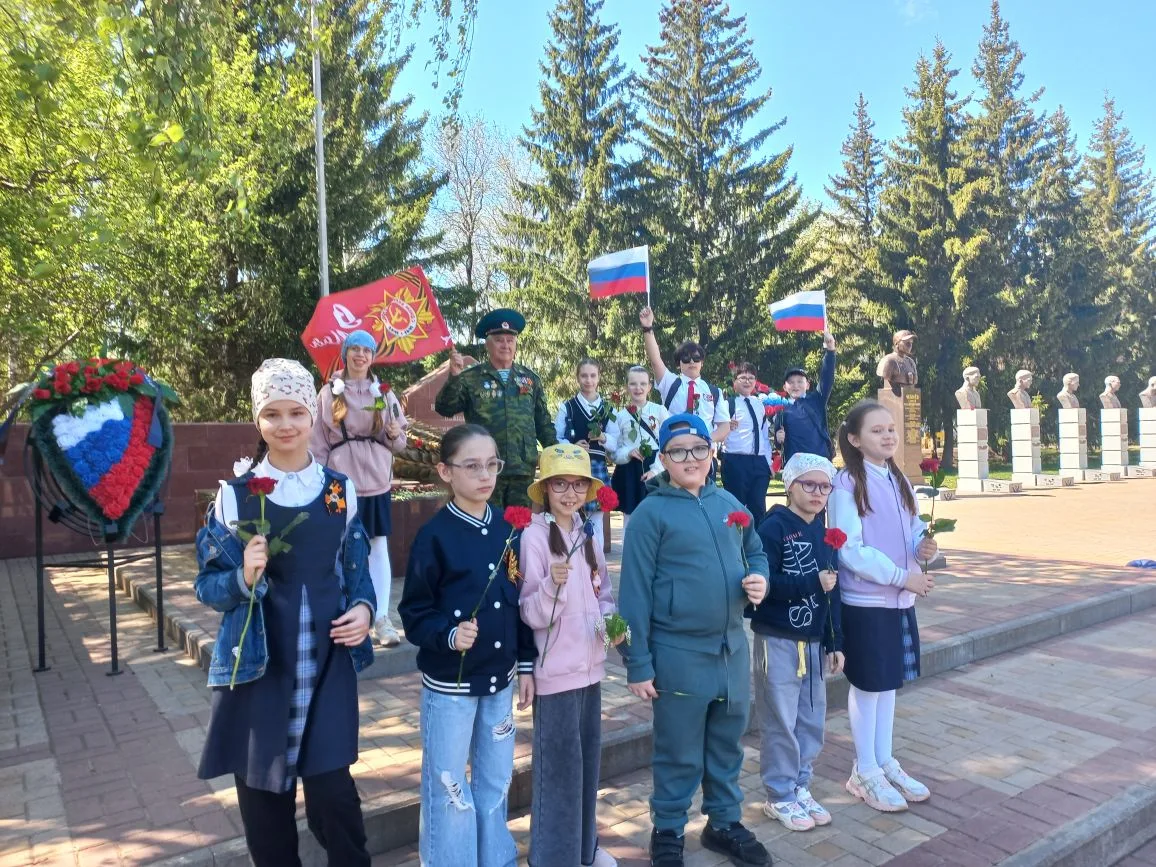 Сегодня, в преддверии великого Дня Победы, ученики 1а и 4а классов почтили память всех, кто защищал 