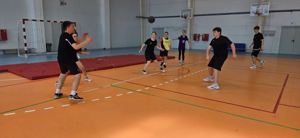 🤾‍ В преддверии Дня России прошли межгрупповые соревнования по гандболу.

🏆 Гандбол — это про скор