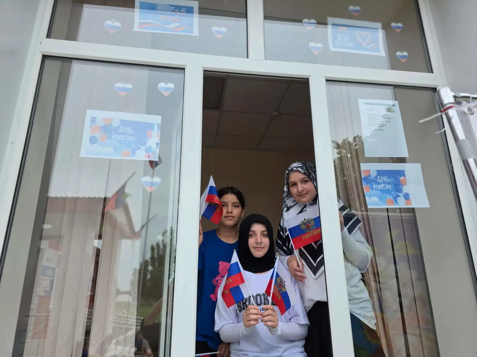🇷🇺Акция "Окна России" прошла в МКОУ "Новосельская СОШ" в преддверии Дня России.🇷🇺

#ЗДВР 
#Родин