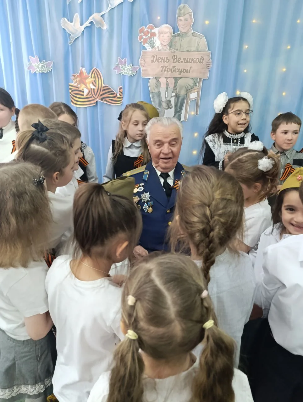 Ребята общаются и задают вопросы нашему почетному гостю. Эта беседа была очень трогательной. Благода