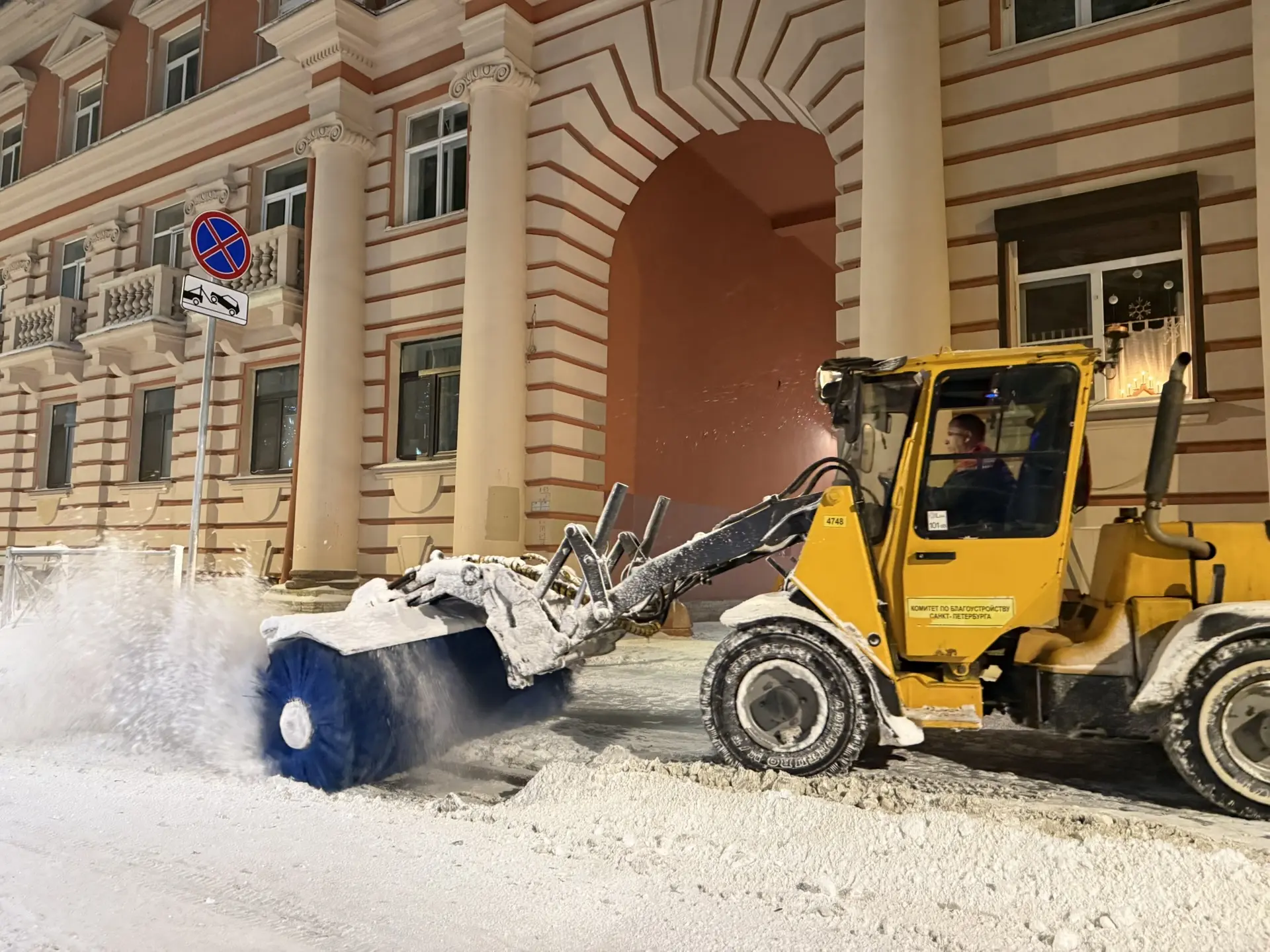 Уборка улично-дорожной сети Петродворцового района производится круглосуточно.

Ночью на линии работ