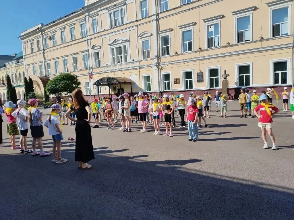 ☀Июнь - пора каникул и отличного отдыха☀

Смена Первых в ДОЛ Солнышко ежедневно начинается с бодрой 