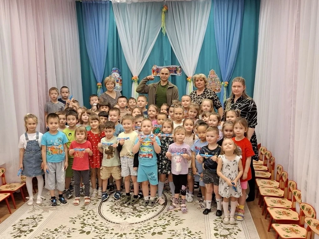 В рамках мероприятий по  проекту " Движения Первых" к нам в детский сад на встречу с детьми пришёл в