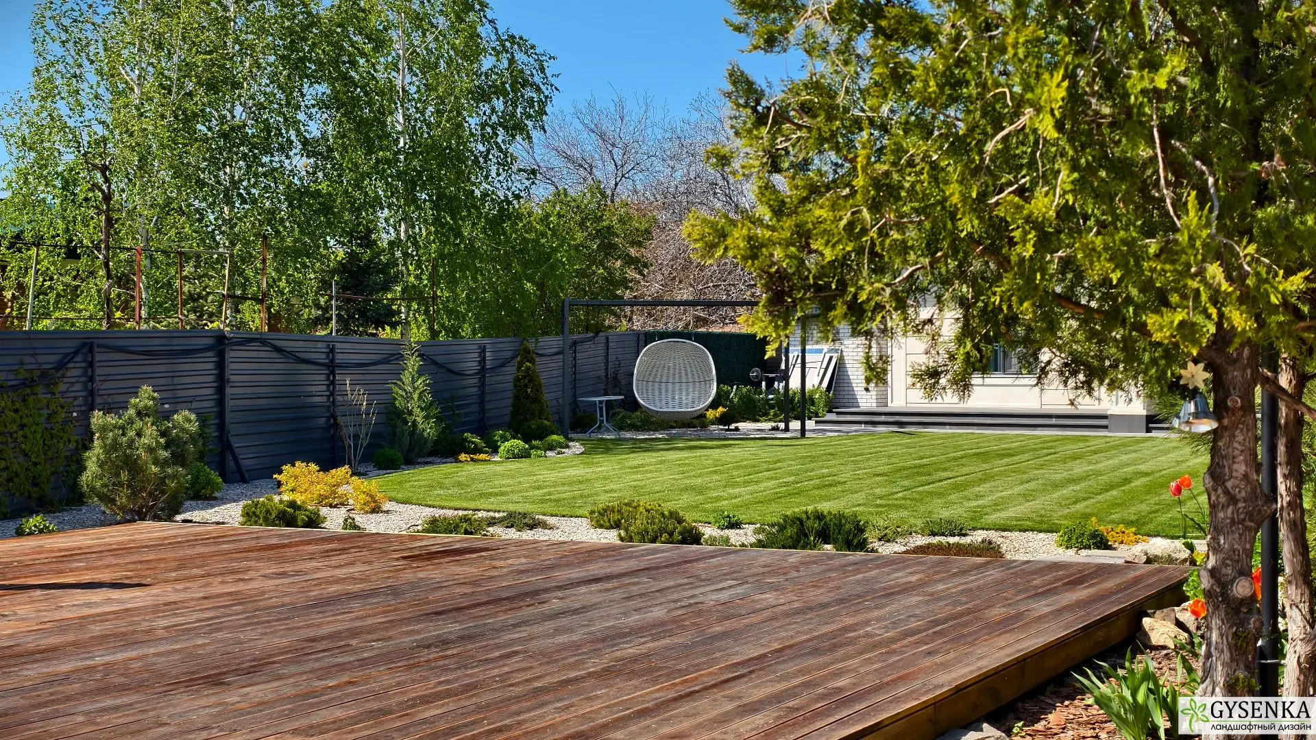 Вторая весна сада у моря. В условиях постоянных ветров растения развиваются очень даже неплохо. Сад 