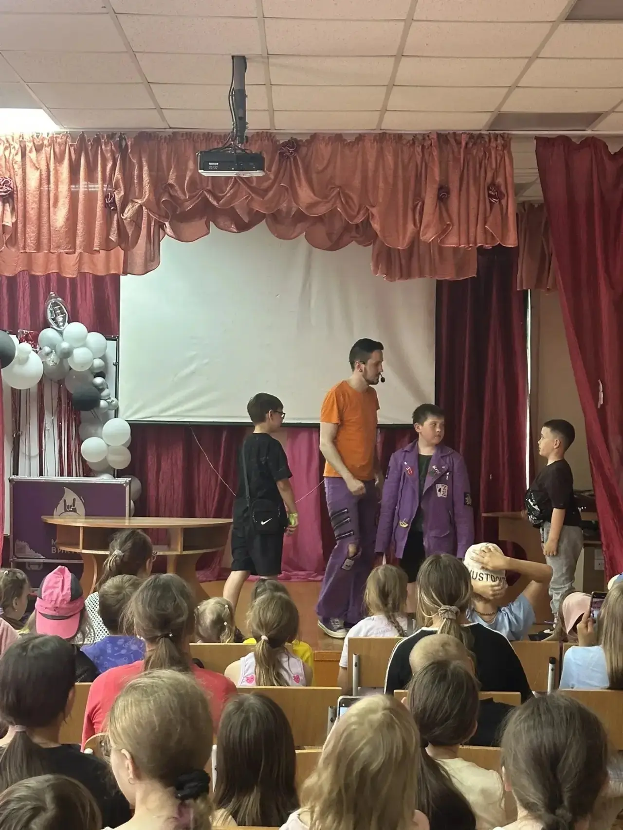 ✨ Чудеса в нашем лагере! ✨

Сегодня в лагере случилась настоящая магия! К нам приехал фокусник, и эт