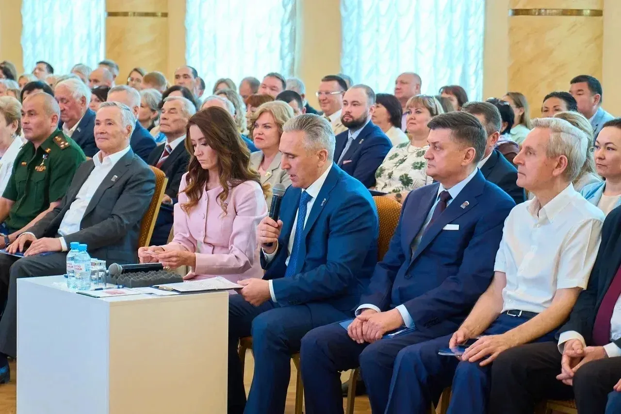 Принял участие в конференции Тюменского регионального отделения ЕР. Секретарь реготделения, губернат