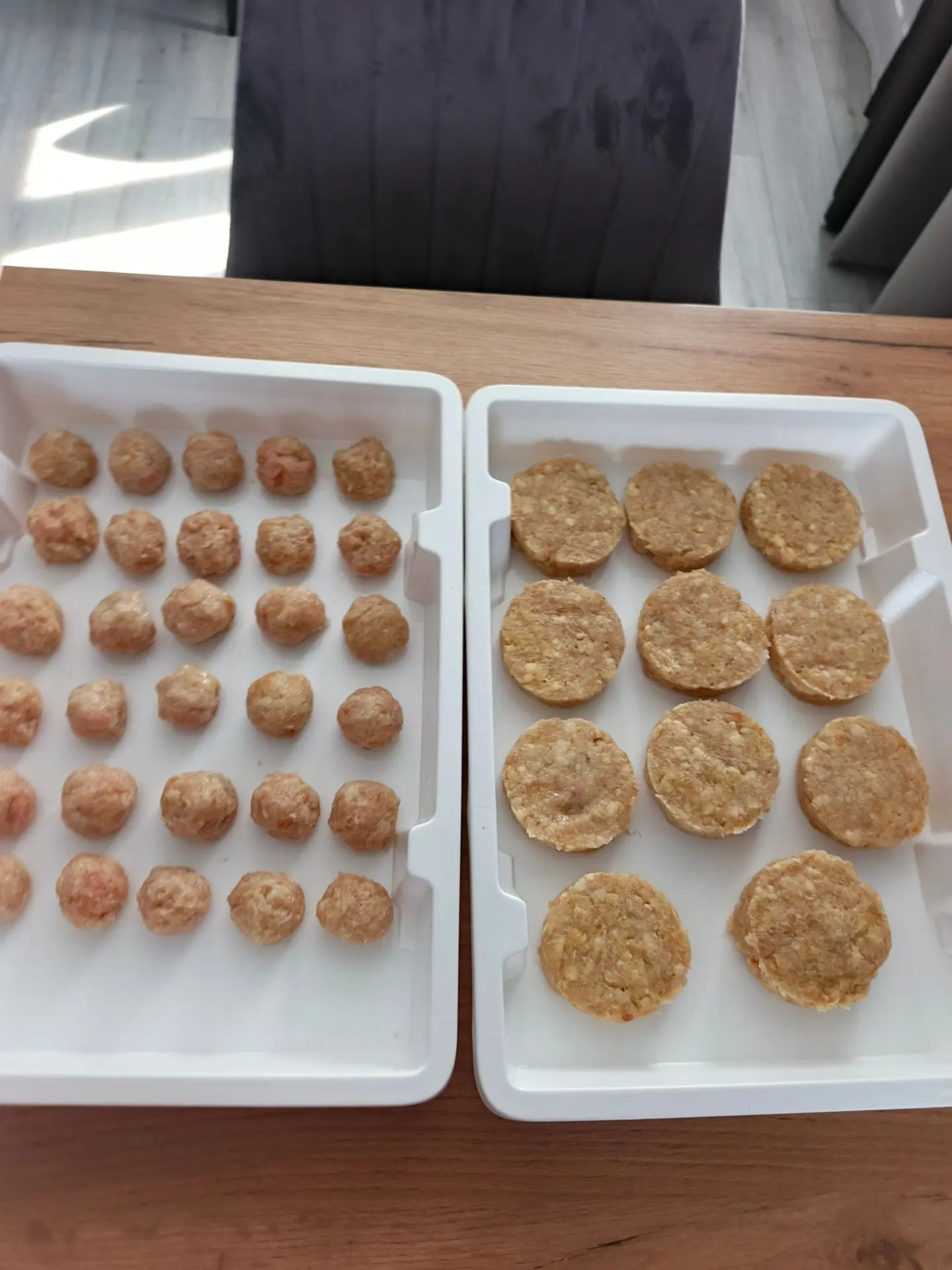 Сделала в заморозку еще куриные котлеты ,свино-говяжие.
В куриные котлеты добавила лук, чеснок , при