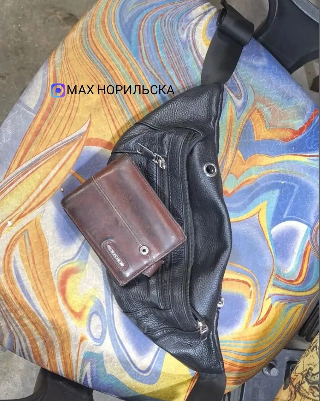 Здравствуйте в Талнахе, район гаражей тсшт найдена барсетка чёрного цвета с коричневым кошельком с б