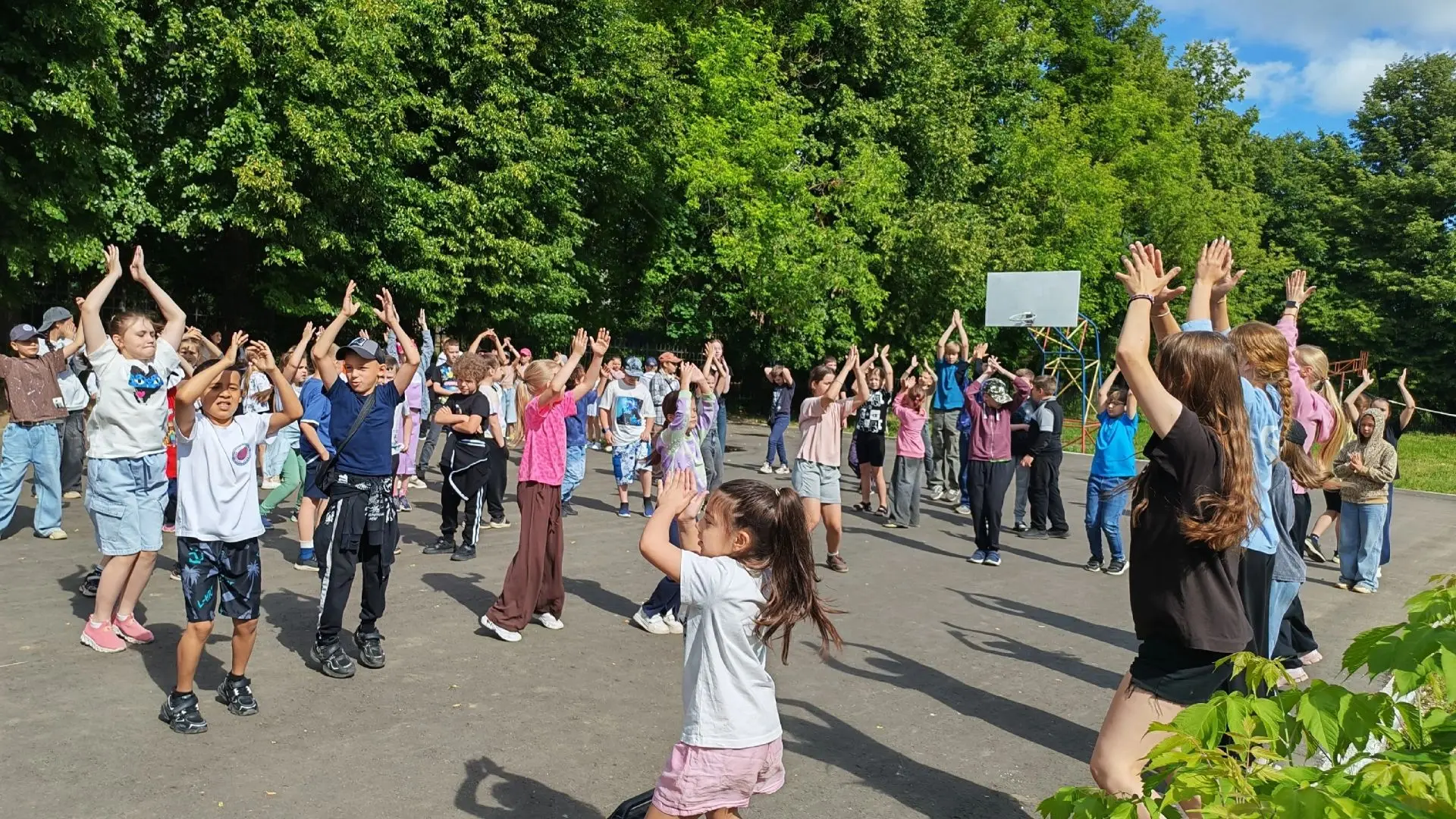 Танцуй, пока молодой! 💃🕺 Как вожатые «Юности» разбудили солнце и нашу энергию
  
  Утро в лагере «