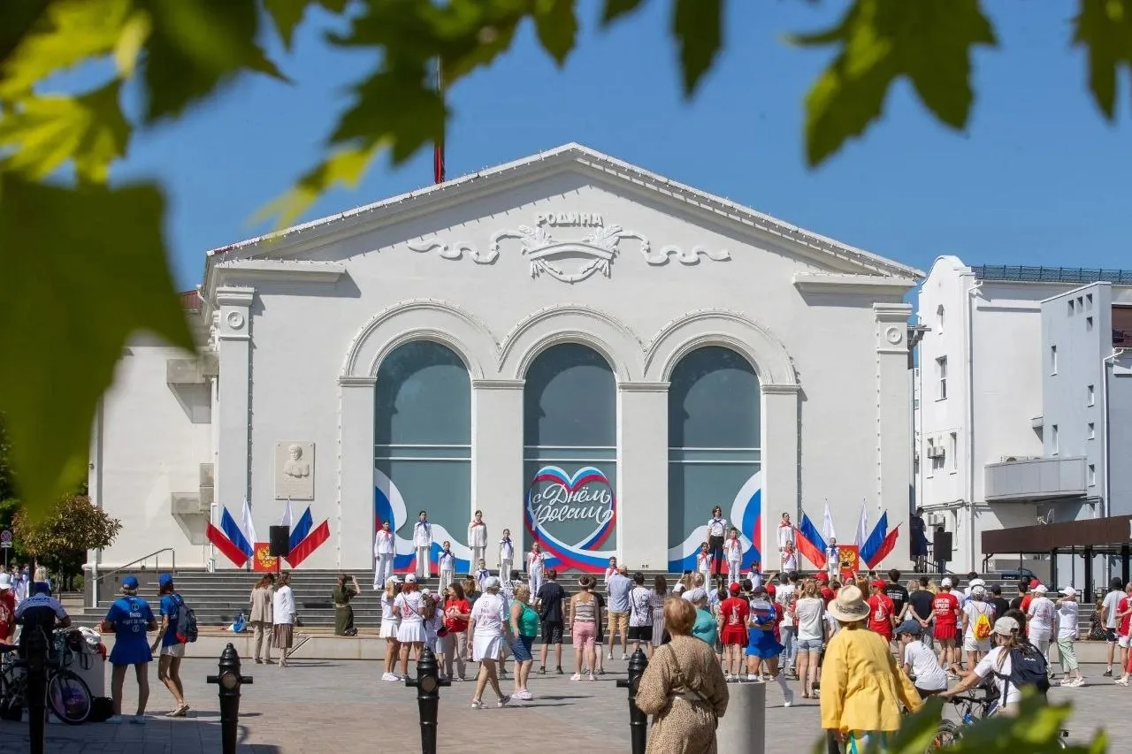 В Анапе с самого утра проходят мероприятия, посвященные Дню России. В силу требований безопасности о