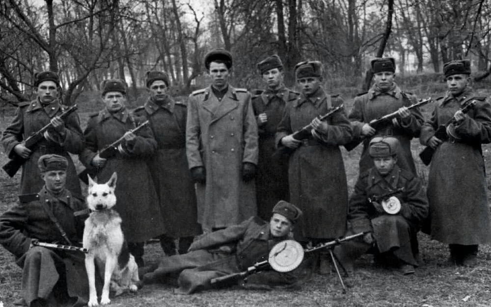 Опергруппа МГБ СССР, занимавшаяся розыском и ликвидацией бандеровцев на Западной Украине. 1948 г.
#н