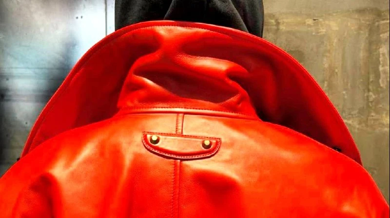 🧐Balenciaga решила, что логотип больше не нужен. Почти.
Бренд делает ставку на фирменные металличес