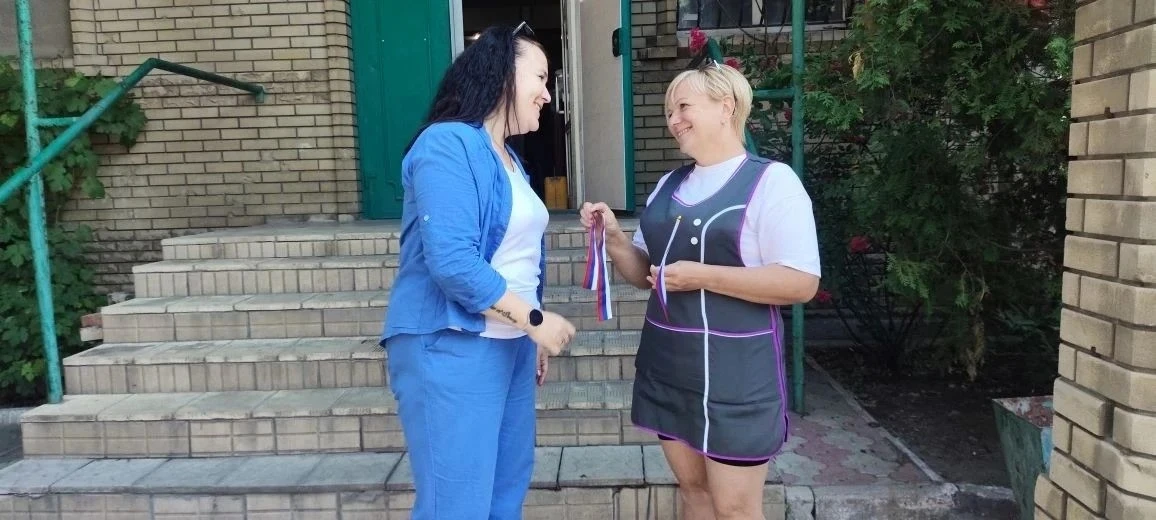 Ко Дню России сотрудники МБУ «Дебальцевский центр культуры и досуга» провели патриотическую акцию, п
