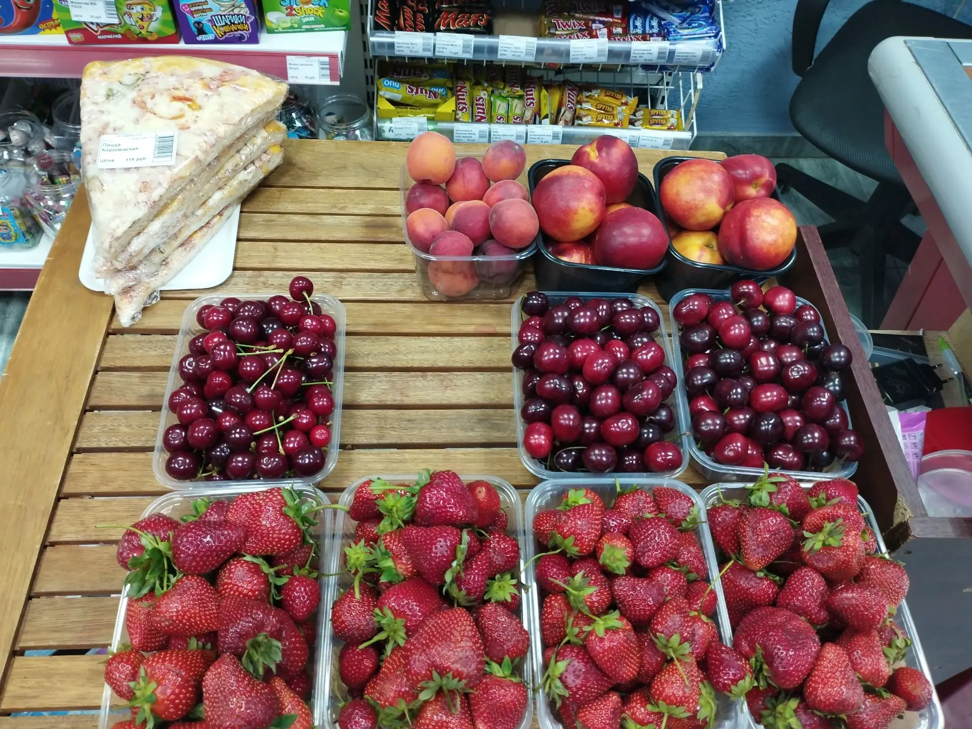 В магазине Семейный новый приход фруктов и овощей. Вкусный столик, ждёт вас.