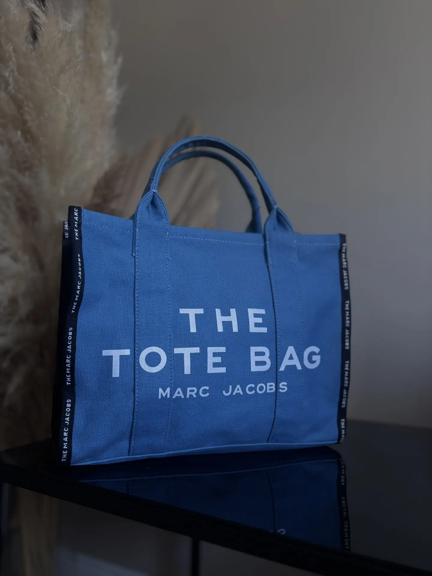 MARC JACOBS THE TOTE BAG 

материал: ткань джинса + натуральная кожа 

размер: 31*26

комплектация: 