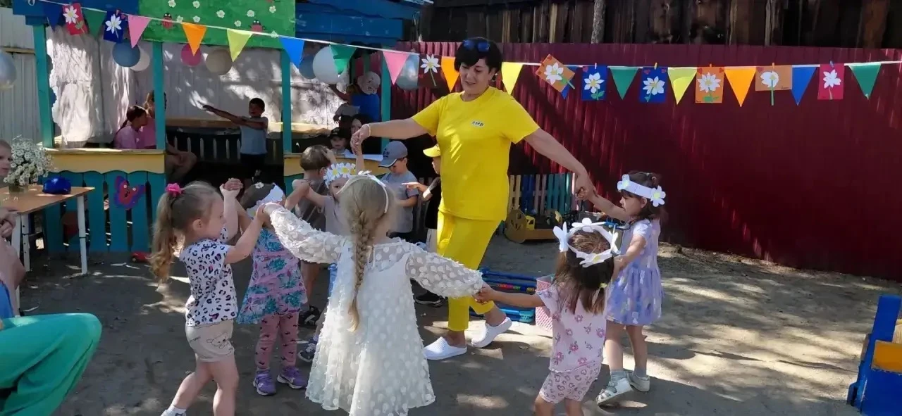 «Мама, папа, я — счастливая семья!» 💛

Сегодня в группе: «Лесовичок» и «Почемучки» царила особенная
