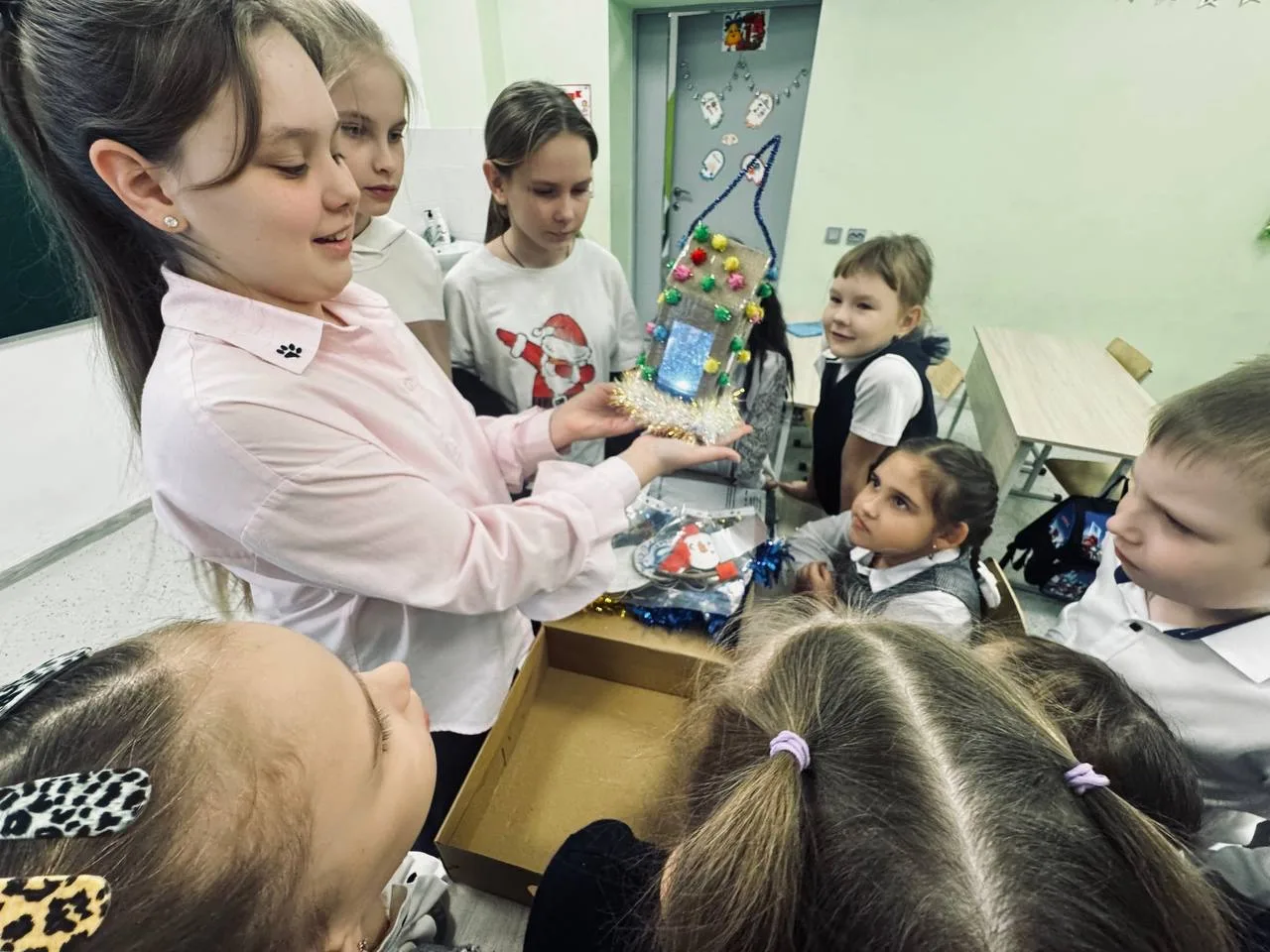 «Орлята России» дарят Новый год: тепло рук и доброта сердец ✨
Ребята из 1 «А» класса нашей школы при