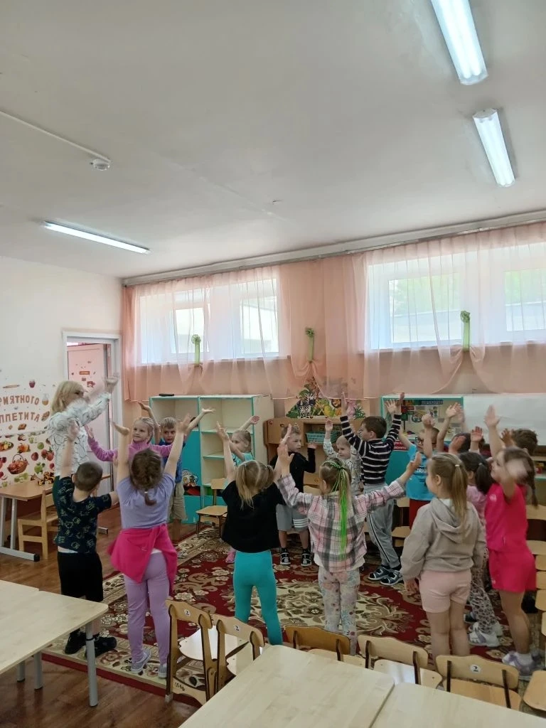 Вот и наступило долгожданное время года. Сквозь облака пытается пробиться солнышко. Оно старается по