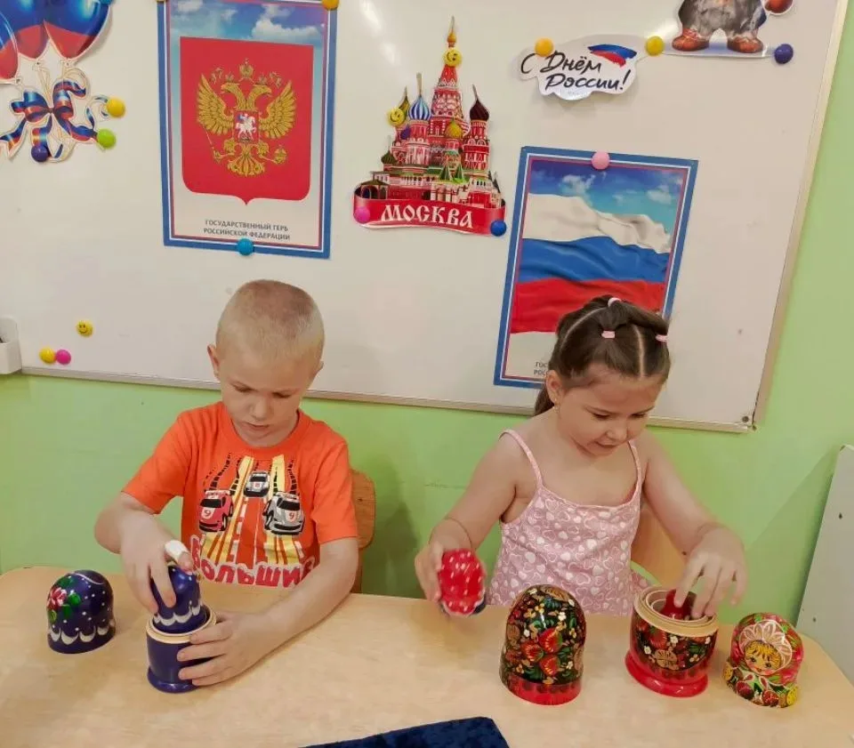 Ко Дню России🇷🇺 воспитанники старшей группы 3 сделали аппликацию «Матрёшка🪆-триколор🇷🇺». 
Матре