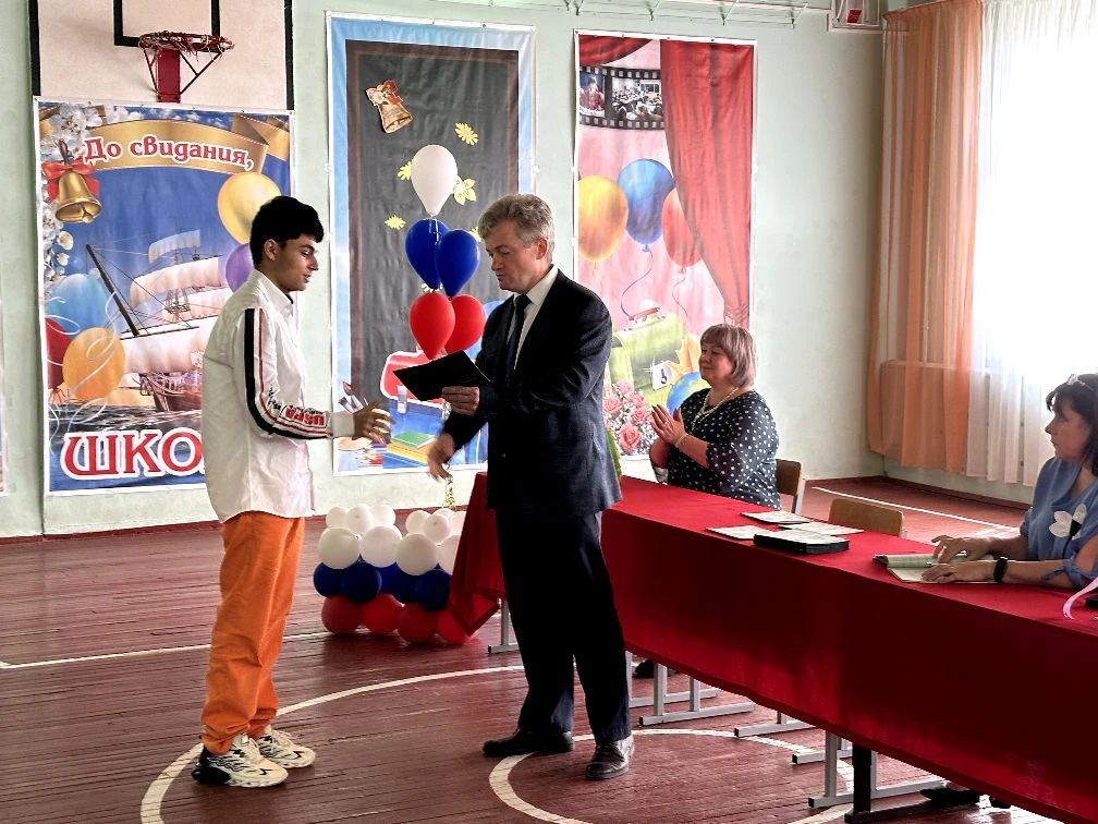 В добрый путь! 🎓✨

Недавно в школе состоялся большой праздник — торжественное вручение документов о