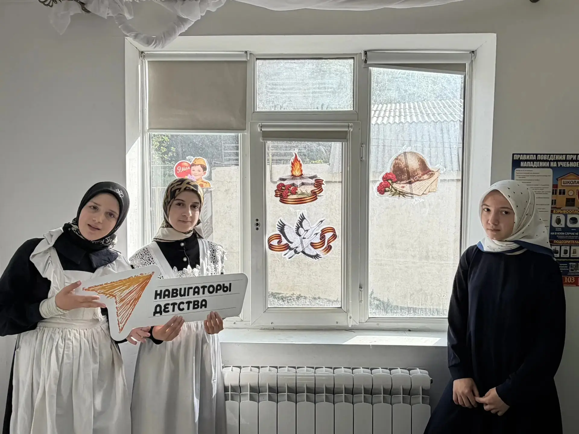 Активисты Тлохской школы вместе с советником директора по воспитанию Максудовым Гаджиявом Магомедови
