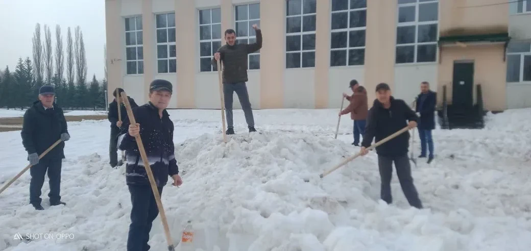 2 апреля работники Районного Дворца культуры с.Ермекеево вышли дружно на субботник. Основным видом р