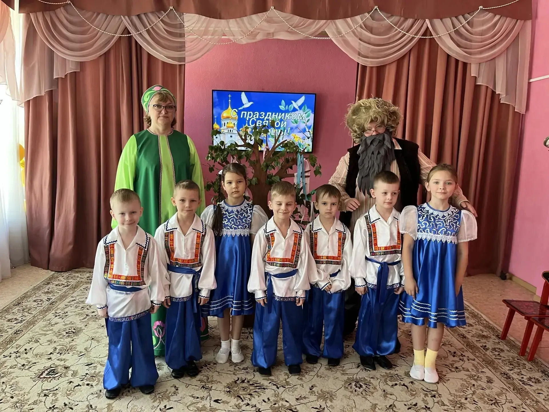 Троица – один самых красивых и душевных летних праздников. Дома и храмы в этот день расцветают: всё 