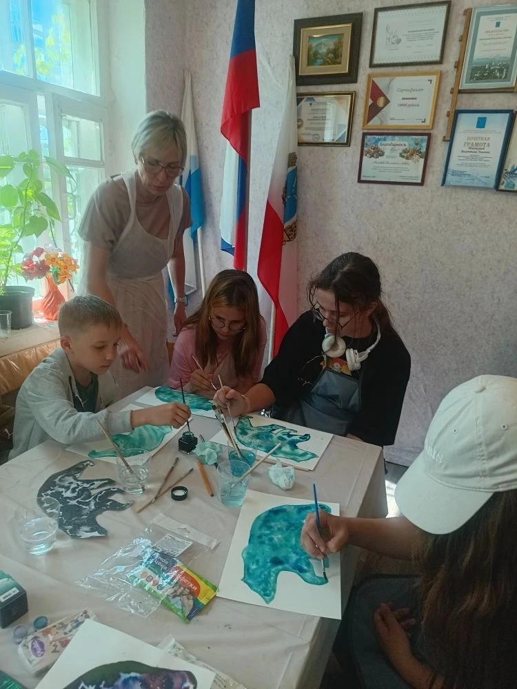 ✨На кануне Дня России прошел волшебный мастер класс в микс-технике распада чернил от Анны Евгеньевны