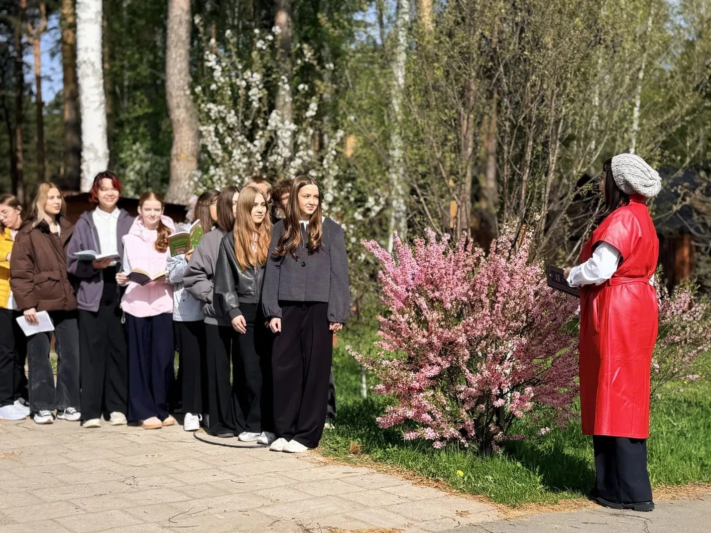 🔔❤📌Сегодня уроки литературы в 10 классах прошли не в обычном кабинетном формате. Изучать "Вишневый