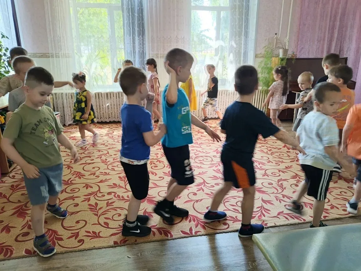 В старшей группе нашего детского сада прошла весёлая подвижная игра «Чиж». Это не просто игра, а нас
