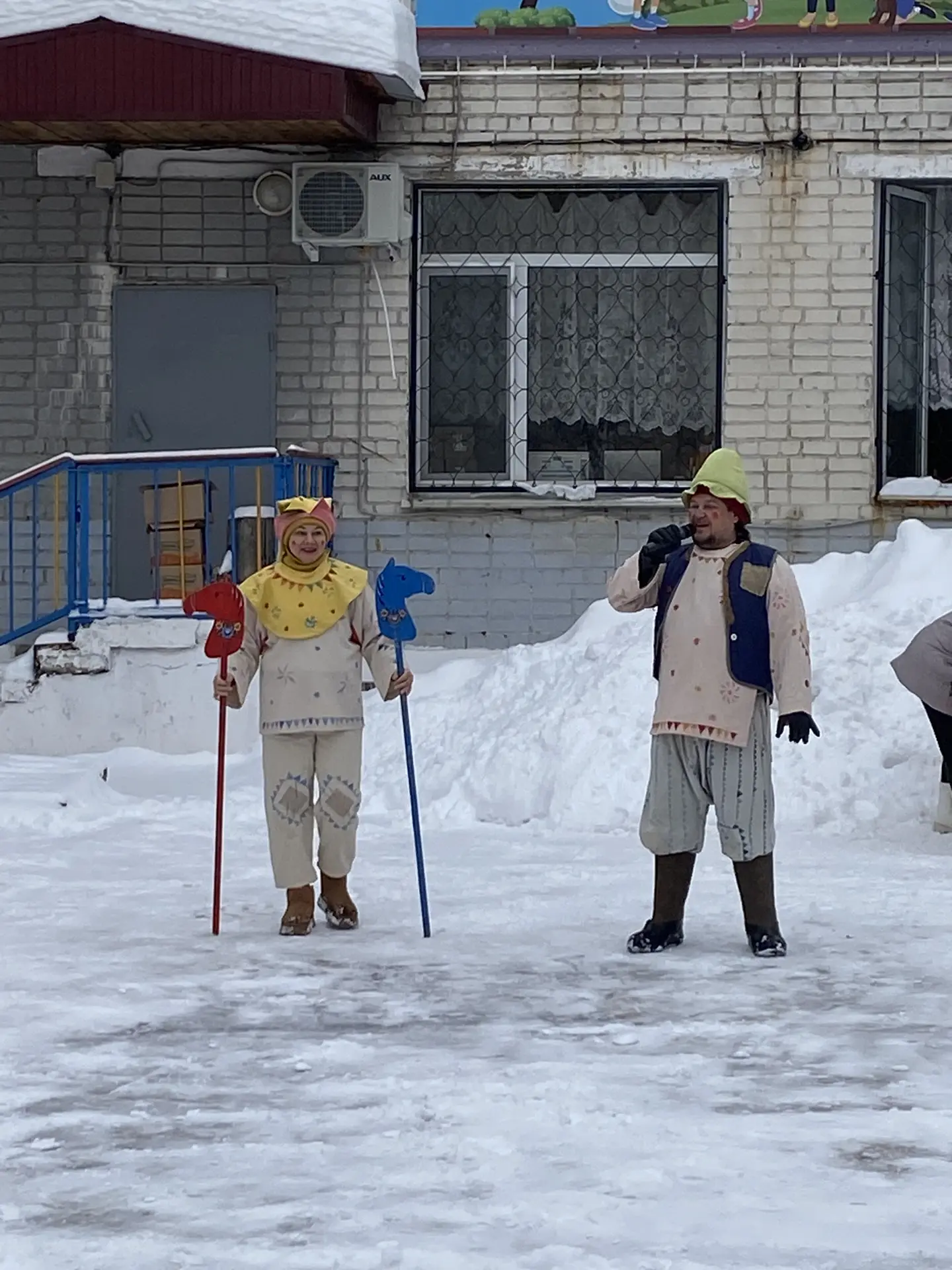 🌞Солнце греет все теплее,
Светит солнце ярче,
Мы затопим поскорее
Нашу печку жарче.

Напечем блинов