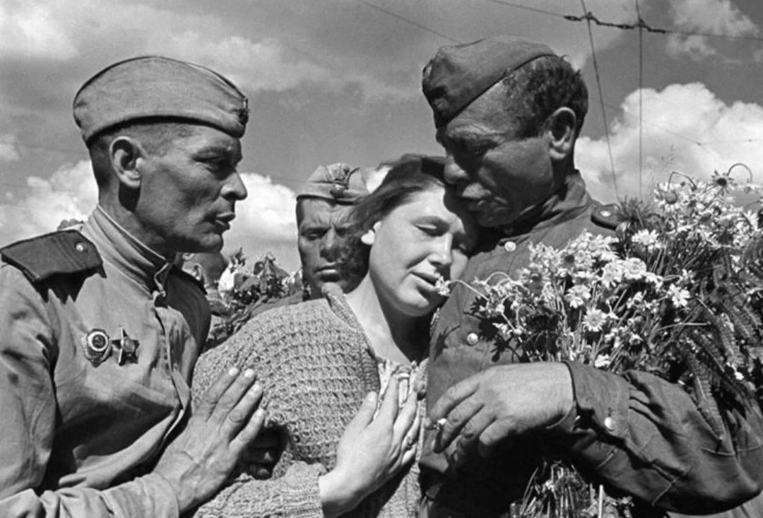 С праздником Великой победы!

Никто не сможет переписать историю!
Никто не сотрёт в наших сердцах эт