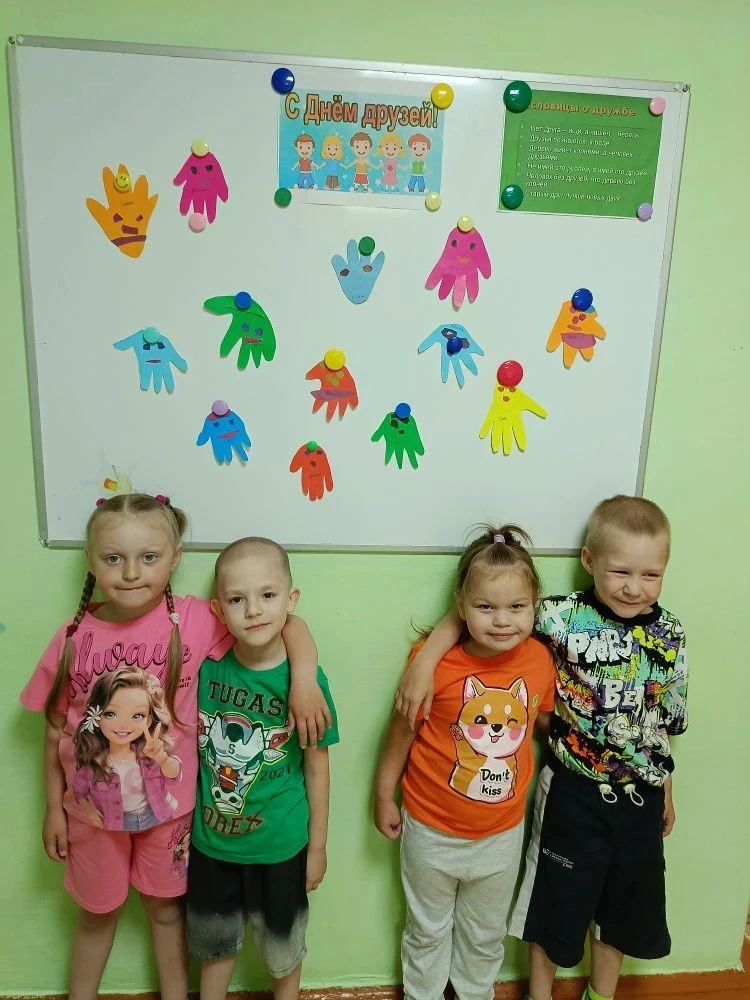 ☺Всем дружить необходимо-
Лоле, Мише, Насте, Диме. 
Все мы лучшие друзья. 
Друг без друга нам нельзя