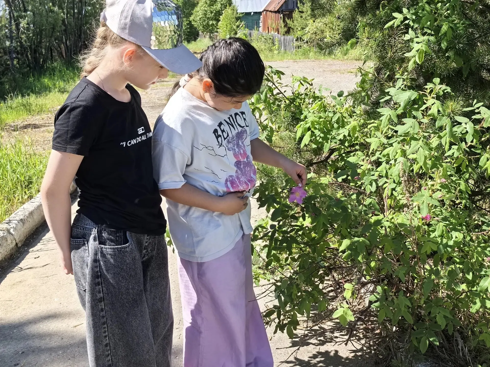 Четвёртый день нашей второй лагерной смены 🏕️
День божьей коровки 🐞

Ребята делали поделки божьих 