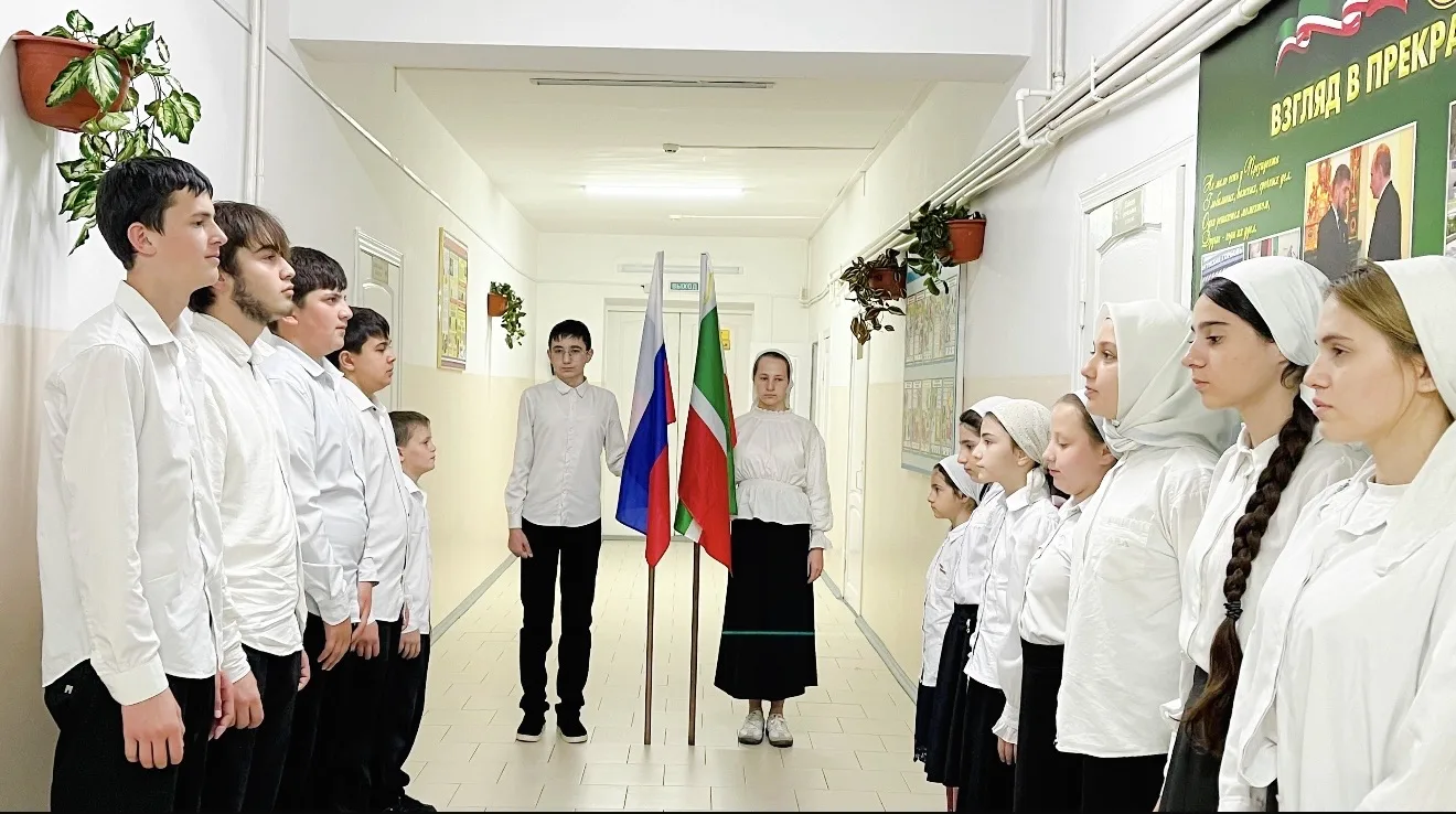 Новая неделя в нашей школе началась с  линейки и поднятия государственных флагов под гимны Российско