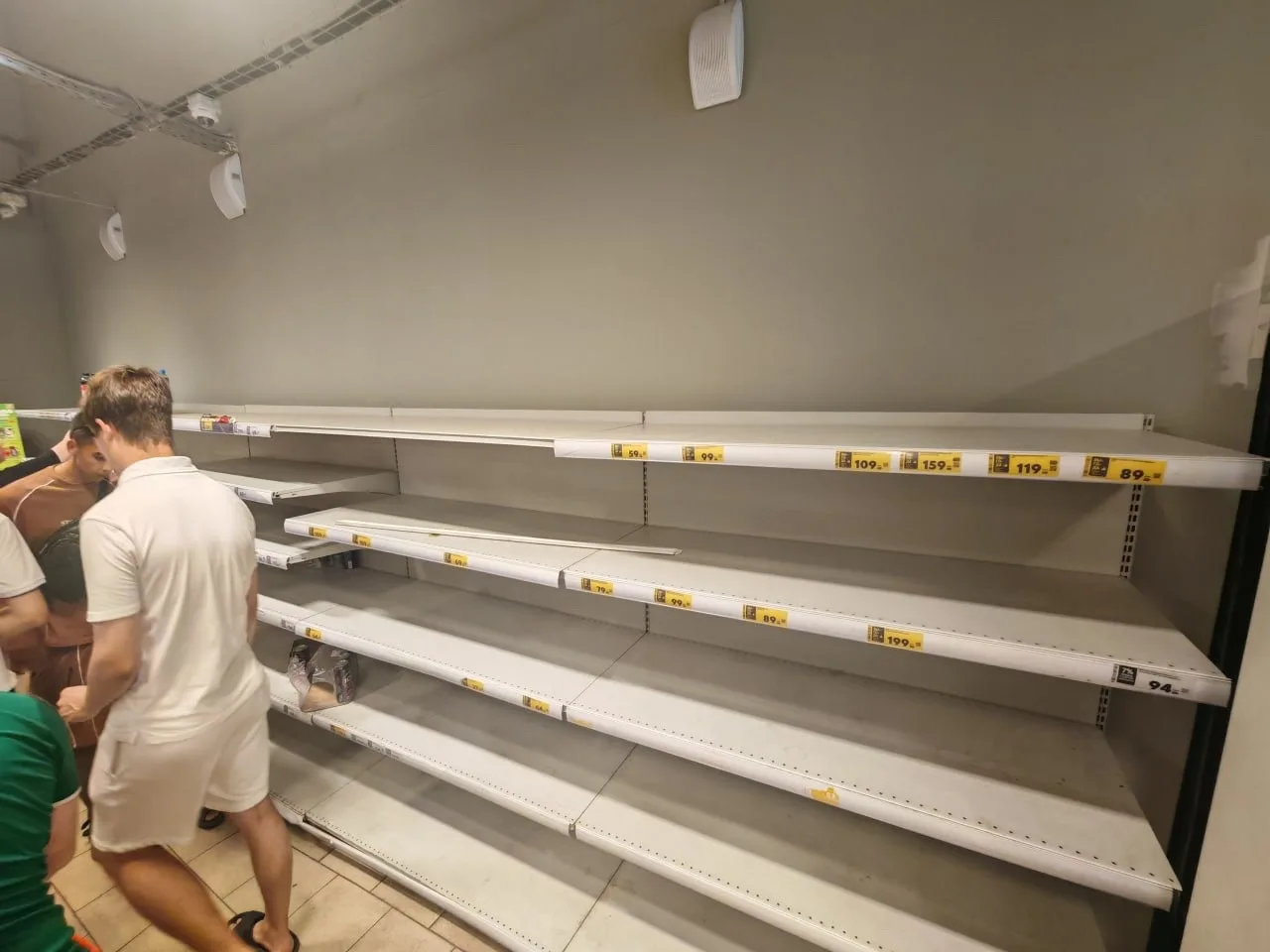 💧 В пермских магазинах опустели полки с водой
⠀
Целый стеллаж без единой бутылки. Говорят, разобрал